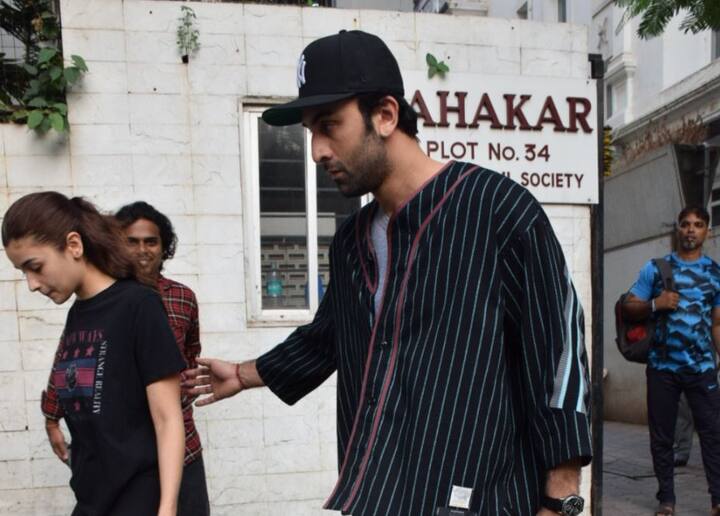 वहीं, जोधपुर में होने वाली प्रियंका चोपड़ा और निक जोनास की शादी पर प्रतिक्रिया देते हुए आलिया ने कहा, 