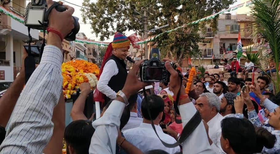 Rajasthan Assembly Election 2018 former cm of rajasthan ashok gehlot attack on bjp cm vasundhara in jodhpur राजस्थान चुनावः गहलोत ने कहा सिर्फ वही नहीं कांग्रेस के 6 नेता मुख्यमंत्री की दौड़ में हैं
