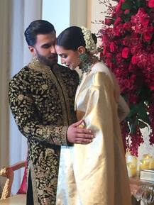 मां की गिफ्ट में दी हुई साड़ी पहनकर रिसेप्शन में पहुंचीं दीपिका पादुकोण, रॉयल लुक में दिखे रणवीर सिंह, देखें तस्वीरें