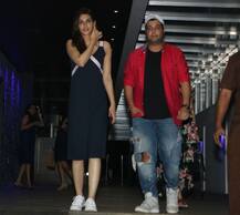 कृति सेनन संग डिनर करने पहुंचे \'फुकरे\' स्टार वरुण शर्मा, सामने आईं ऐसी तस्वीरें