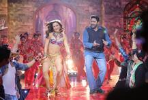 \'फ्रॉड सइयां\' के सॉन्ग के लिए एली अवराम के साथ अरशद वारसी ने लगाए शानदार ठुमके, देखें तस्वीरें