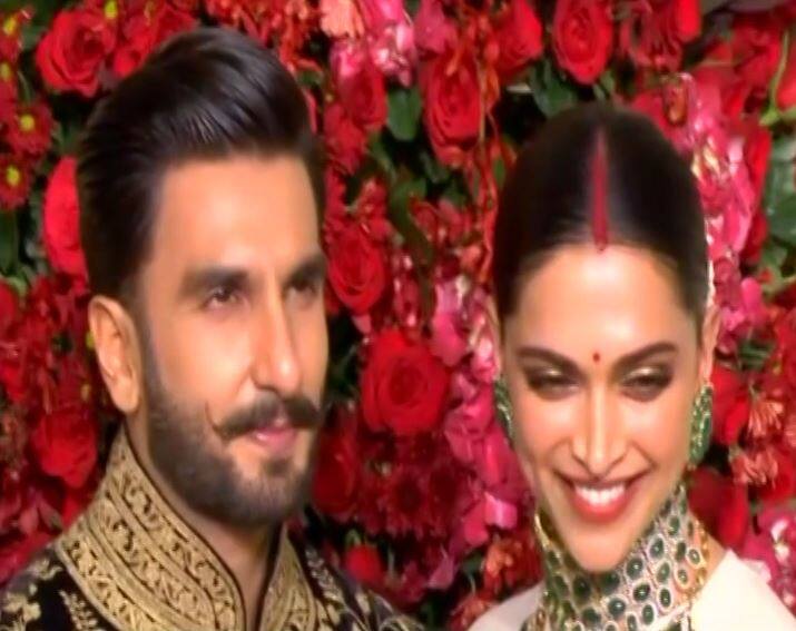 इसके साथ ही रिसेप्शन लुक को सपोर्ट करने के लिए दीपिका ने बालों का जुड़ा बनाया हुआ है जिसे सफेद फूलों के गजरे से सजाया है. 