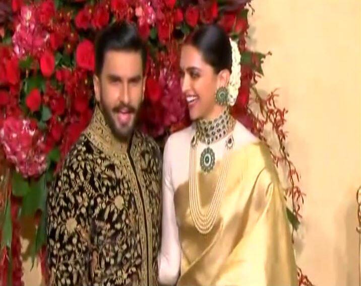 इसके साथ ही उनकी मांग में सिंदूर भी लगाया हुआ है. 