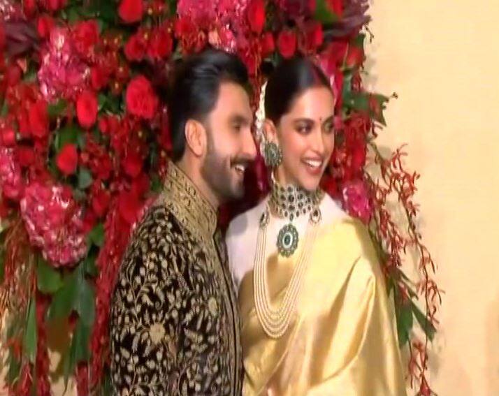 वहीं बात करें रणवीर सिंह की तो वो ब्लैक और गोल्डन कलर के एथनिक वीयर्स में दीपिका के साथ काफी खुश दिखाई दे रहे थे. 