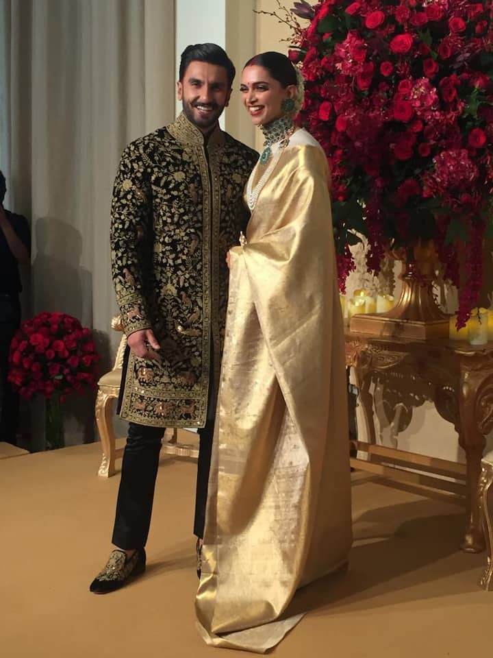 दीपिका और रणवीर ने अपनी शादी के हर मौके पर सब्यसाची की डिजाइन की हुई ड्रेस पहनी. ऐसा माना जा रहा था कि रिसेप्शन पर भी उन्हीं की ड्रेस में नज़र आएंगे लेकिन ऐसा नहीं हुआ.