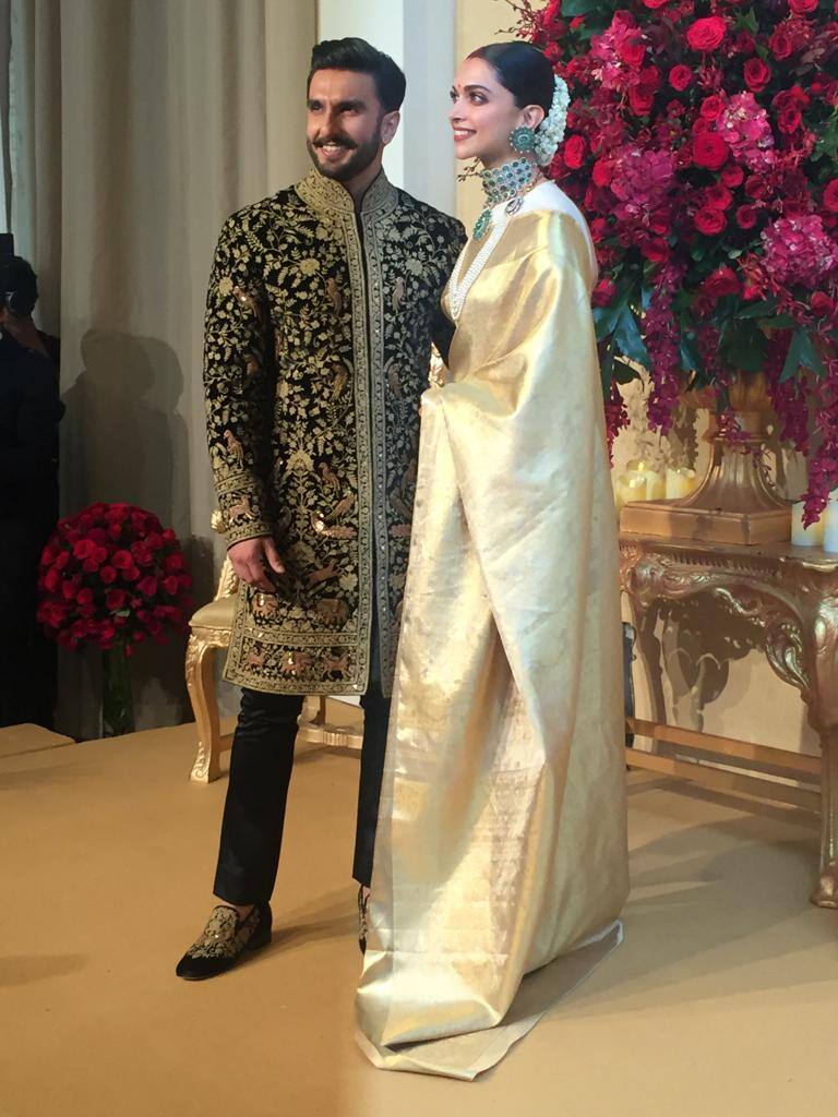 VIDEO: रिसेप्शन में स्टेज पर दीपिका पादुकोण की साड़ी संभालते दिखे रणवीर सिंह