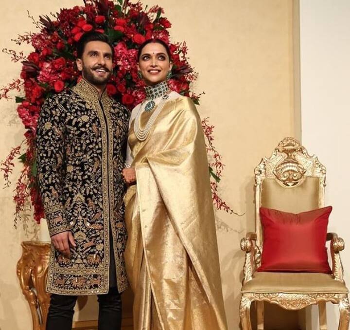 बेंगलुरू में हुई इस रिसेप्शन में दीपिका ने गोल्डन साड़ी पहनी साथ ही मांग में सिंदूर और माथे पर लाल बिंदी उनकी खूबसूरती में चार चांद लगा रहे थे.