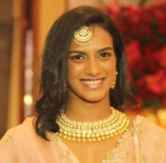 इसके साथ ही शटलर पीवी सिंधू भी ट्रेडिशनल लुक में रणवीर- दीपिका के रिसेप्शन में पहुंची.