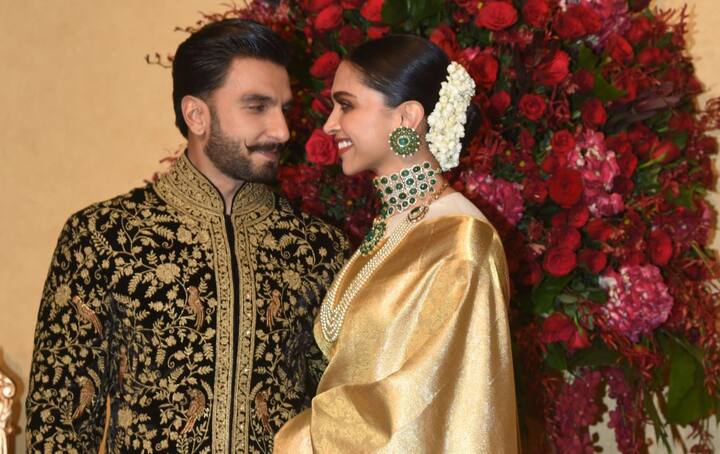 रणवीर और दीपिका ने बुधवार को बेंगलुरू में एक शानदार रिसेप्शन दिया और इस दौरान वो एक दूसरे के साथ खोए नजर आए. (Photo - Manav Manglani )