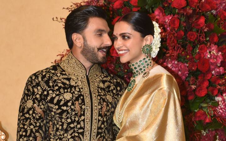 ये पहला मौका नहीं है जब रणवीर -दीपिका अपने आस-पास के लोगों को भूल एक -दूसरे में खोए नजर आए हों. (Photo - Manav Manglani )