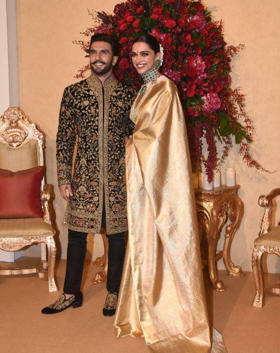 रणवीर-दीपिका का ये रिसेप्शन बेंगलुरू के लीला पैलेस में था, इस दौरान ये दोनों रॉयल लुक में नजर आए. (Photo - Manav Manglani )