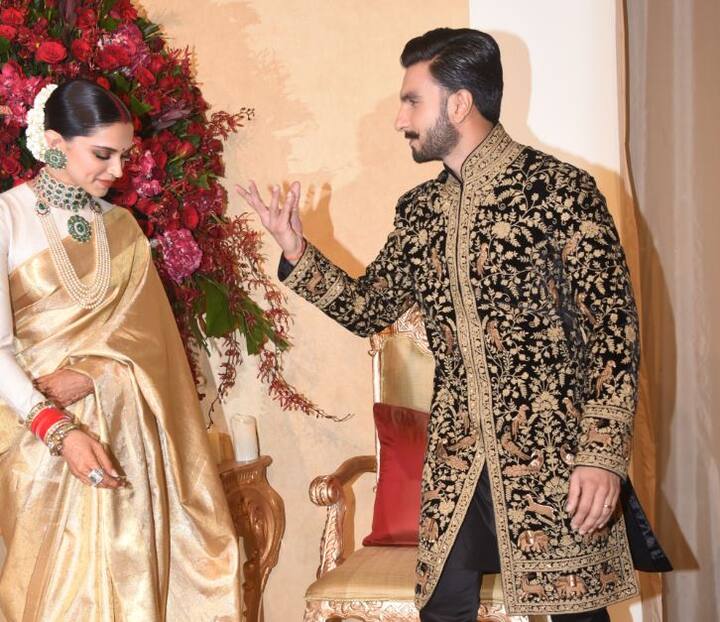 इस बीच सुनहरे रंग की साड़ी में सजी दीपिका को परेशान देख कर रणवीर ने उनकी मदद की और दीपिका को एक फ्लाइंग किस दिया जिससे वहां मौजूद लोग मुस्कराए बिना नहीं रह सके. (Photo - Manav Manglani )