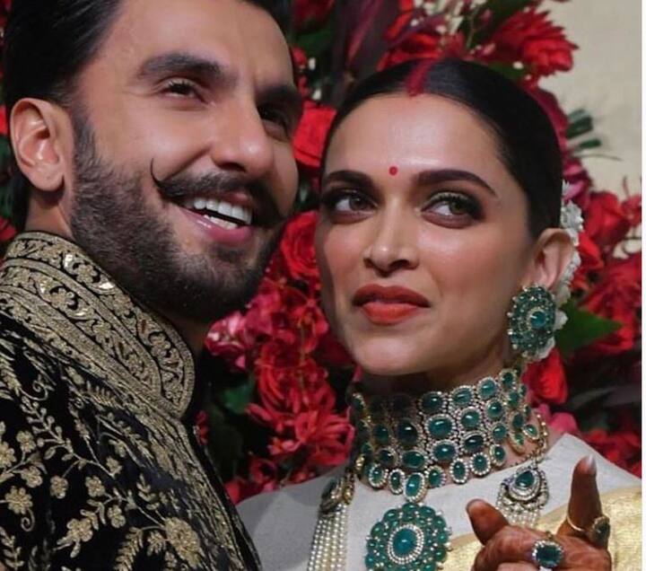 रणवीर सिंह और दीपिका किस कदर एक दूसरे के प्यार में खोए हैं इस बात का अंदाजा रिसेप्शन की ये तस्वीरें देखने भर से लगाया जा सकता है. (Photo - Manav Manglani )