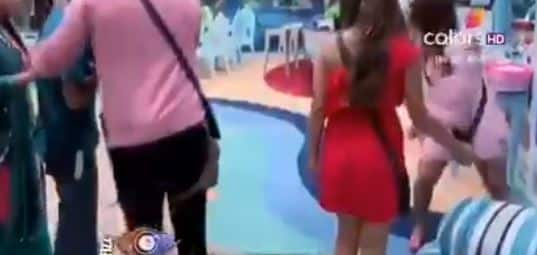 Bigg Boss 12: मेघा ने किया दीपक पर जूते से वार, इसलिए हो सकती हैं बेघर Megha Dhade might be thrown out of bigg boss 12 house because of broken rule Bigg Boss 12: मेघा ने किया दीपक पर जूते से वार, इसलिए हो सकती हैं बेघर