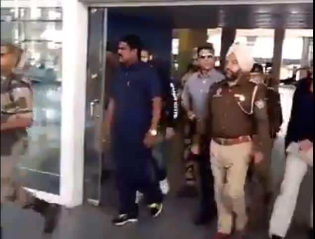 पंजाब में SIT के पास पहुंचे अक्षय कुमार को आया गुस्सा, कहा- 'तुस्सी वी आओ, नाल चलो' akshay kumar yells at people when he went for investigation पंजाब में SIT के पास पहुंचे अक्षय कुमार को आया गुस्सा, कहा- 'तुस्सी वी आओ, नाल चलो'