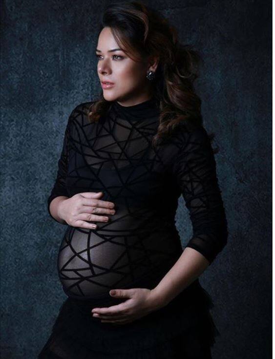 एक्ट्रेस ने एक तस्वीर शेयर की जिसमें लिखा हुआ था 21 नवंबर को बेटे का जन्म हुआ. उन्होंने अपने बेटे का नाम कर्मा रखा है. 