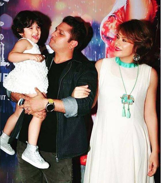 मोहित सूरी कम ही फिल्मी पार्टियों में नजर आते हैं. लेकिन इस तस्वीर में आप देख सकते हैं कि वो अपनी बेटी और पत्नी उदिता के साथ नजर आ रहे हैं. 