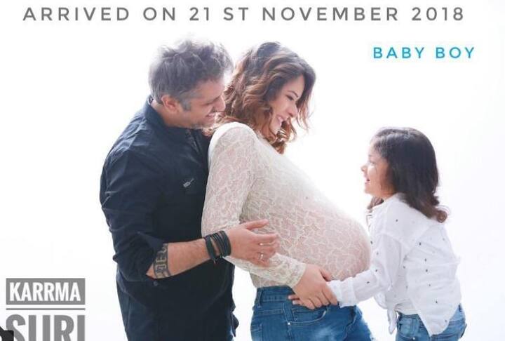 आप इस तस्वीर में देख सकते हैं कि उदिता के साथ उनके पति मोहित सूरी और बेटी नजर आ रहे हैं. 