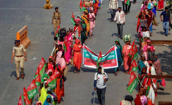 Farmers's Ulgulan morcha March in Maharashtra's Mumbai पढ़ें, मुंबई की सड़कों पर उतरे हजारों किसानों के 'उलगुलान मोर्चा' की कहानी