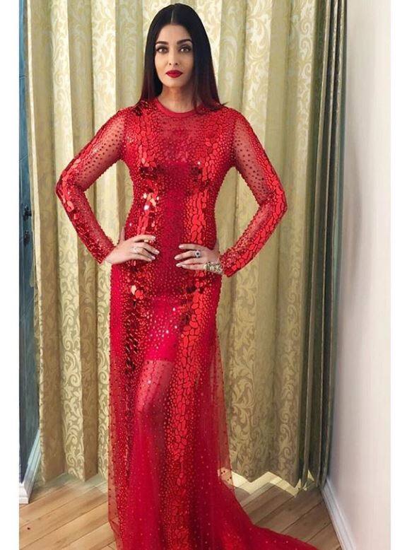 ऐश्वर्या राय बच्चन ने हाल ही में कई हॉट तस्वीरें इंस्टाग्राम पर शेयर की है जिसमें वो रेड कलर की डिजाइनिंग ड्रेस में दिख रही हैं. इसके साथ ही उनपर खूबसूरती की चमक दिखीं. तस्वीर: इंस्टाग्राम