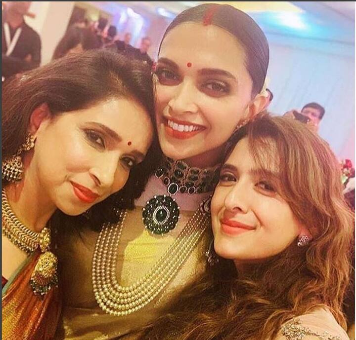 इस तस्वीरे में दीपिका अपनी मां और पूजा मखीजा के साथ पोज देती नज़र आ रही हैं. ये तस्वीर खूब पसंद की जा रही है.