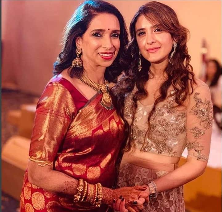 इस तस्वीर में आप पूजा मखीजा के साथ दीपिका की मां उज्जवला पादुकोण को देख सकते हैं.