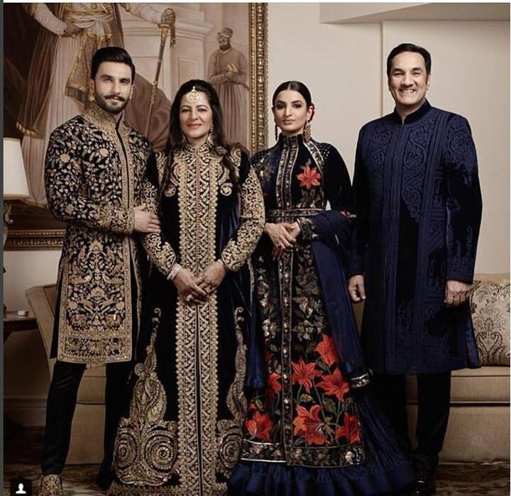 रिसेप्शन के खास मौके पर रणवीर सिंह की मां ने उनसे मैंचिग ड्रेस पहनीं तो वहीं उनकी बहन और पापा ब्लू कलर की ड्रेस में दिखे.