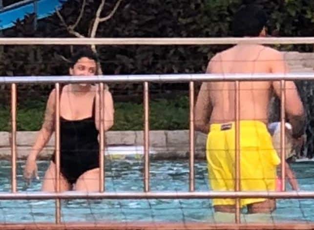 तस्वीर में ऐश्वर्या राय बच्चन पति अभिषेक बच्चन के साथ ब्लैक रंग की मोनोकिनी में स्विम करती दिखाई दे रही हैं. तस्वीर: इंस्टाग्राम