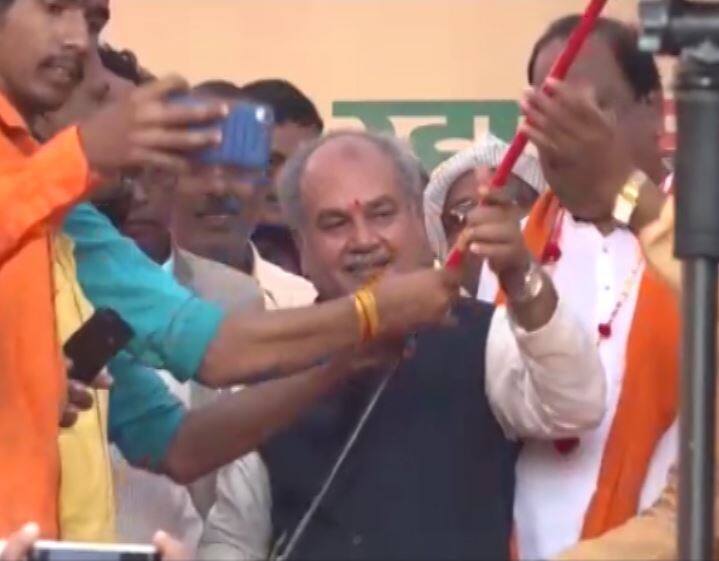 मध्य प्रदेश: चुनावी मंच पर तलवार निकालना केंद्रीय मंत्री नरेंद्र सिंह तोमर को पड़ा भारी, FIR दर्ज Madhya Pradesh Assembly Election 2018: FIR against Narendra Singh Tomar for brandishing sword in rally मध्य प्रदेश: चुनावी मंच पर तलवार निकालना केंद्रीय मंत्री नरेंद्र सिंह तोमर को पड़ा भारी, FIR दर्ज