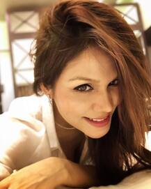 नेहा कक्कड़ की बड़ी बहन सोनू ने व्हाइट ड्रेस में क्लिक की खूबसूरत सेल्फी