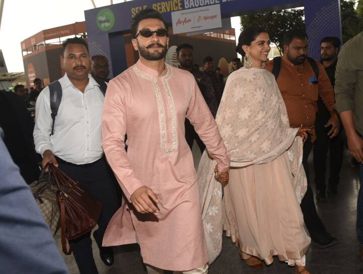 बीती रात दीपिका के होमटाउन बेंगलुरु में एक ग्रैंड रिसेप्शन का आयोजन किया गया था. रिसेप्शन में क्रिकेटर अनिल कुंबले और पीवी सिंधु समेत कई लोग शामिल हुए. (तस्वीर: मानव मंगलानी)