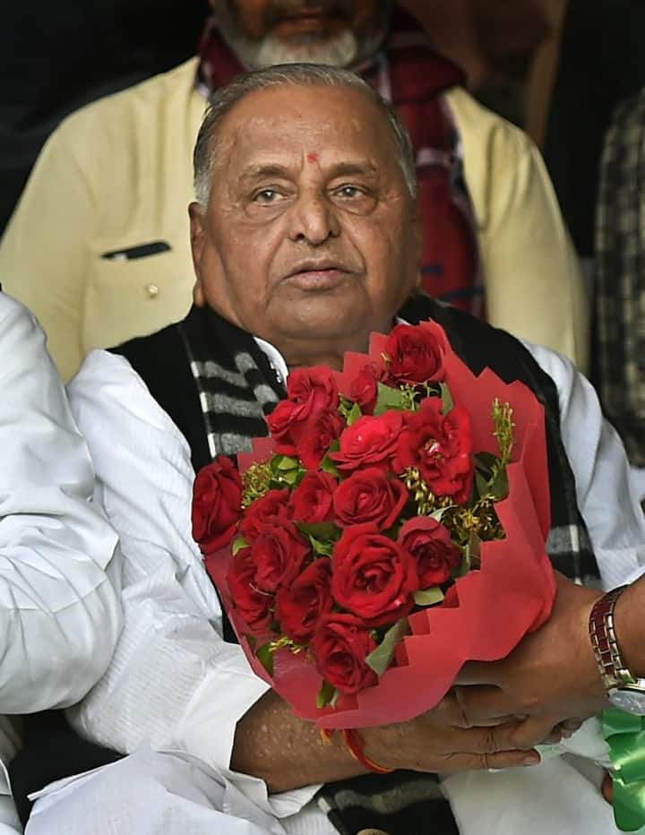 मुलायम सिंह यादव ने कहा कि सभी लोग संकल्प लें कि आने वाले समय में उत्तर प्रदेश में सरकार बनाने के अलावा हमें ऐसे हालात पैदा कर देने हैं कि कोई भी सरकार उनके समर्थन के बिना ना बन सके.