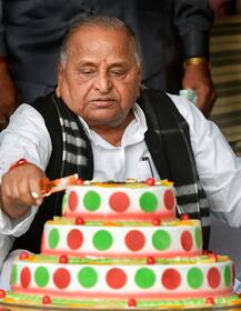 PICS: मुलायम सिंह यादव ने काटा केक, शिवपाल ने भी मनाया बड़े भाई का जन्मदिन