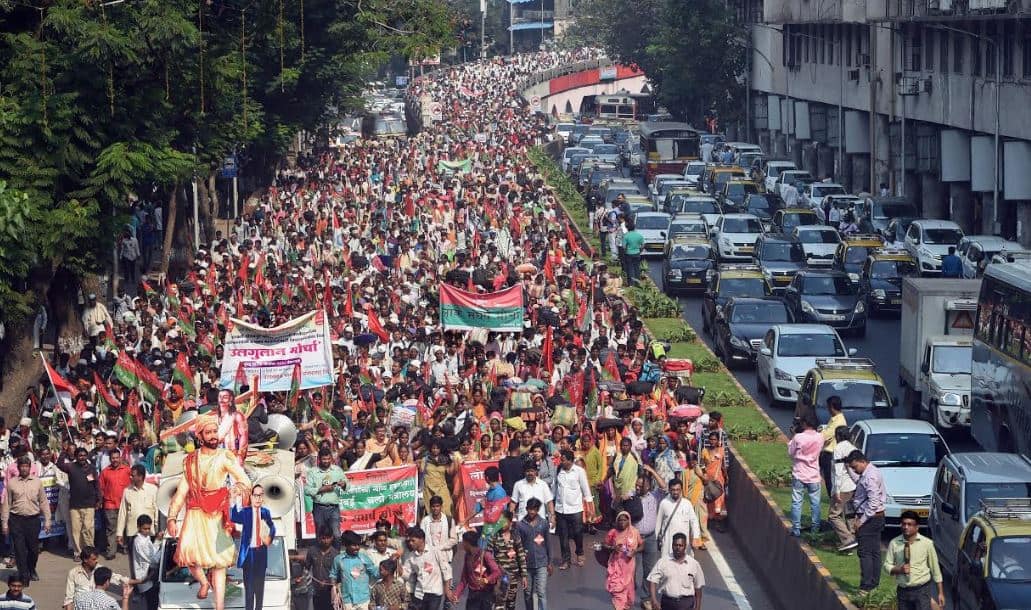 Devendra Fadnavis Said all demands of Tribal Farmers has been accepted मुंबईः किसान मोर्चे ने की सीएम से मुलाकातः देवेंद्र फडणवीस बोले-आदिवासी किसानों की सभी मांगें मानी गई