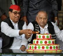 PICS: मुलायम सिंह यादव ने काटा केक, शिवपाल ने भी मनाया बड़े भाई का जन्मदिन