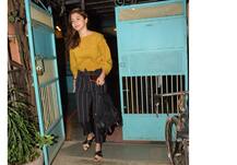 अनुष्का शर्मा, अजय देवगन क्लिनक के बाहर कैमरे में हुए कैद, यहां देखें तस्वीरें