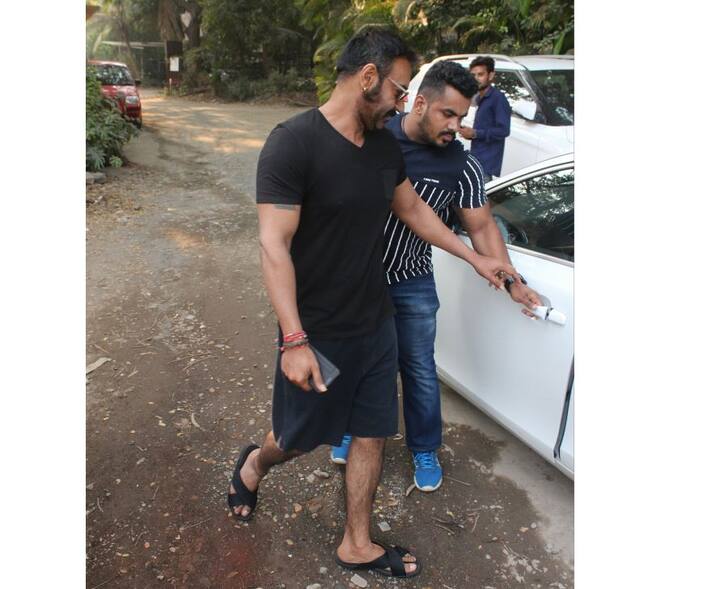 तस्वीर में अजय अपनी कार से जाते दिखाई दे रहे हैं. तस्वीर: मानव मंगलानी