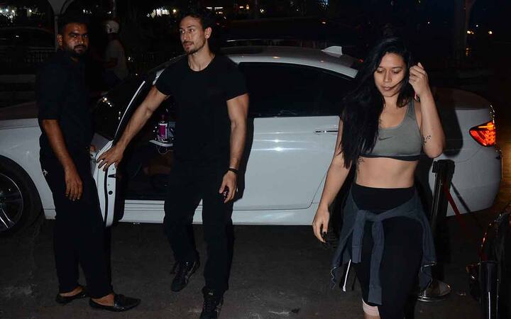 बॉलीवुड अभिनेता टाइगर श्रॉफ आज मुंबई के एक मशहूर रेस्टोरेंट में अपनी बहन कृष्णा श्रॉफ के साथ पहुंचे.