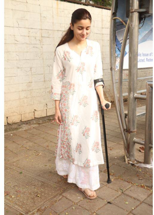 आलिया काफी समय से इस फिल्म की शूटिंग कर रही हैं. ये फिल्म अगले साल क्रिसमस के मौके पर रिलीज होगी. आलिया-रणबीर के फैंस को इस फिल्म का बेसब्री से इंतजार है.