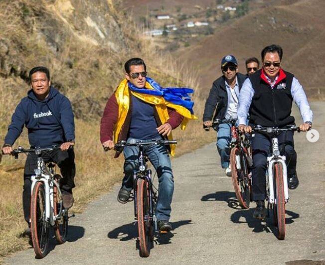 VIDEO: शूटिंग से ब्रेक मिलते ही प्राइवेट प्लेन से अरुणाचल प्रदेश पहुंचे सलमान खान, किया एडवेंचर Salman Khan cycling in Arunachal Pradesh with Kiren Rijiju and prem khadu VIDEO: शूटिंग से ब्रेक मिलते ही प्राइवेट प्लेन से अरुणाचल प्रदेश पहुंचे सलमान खान, किया एडवेंचर