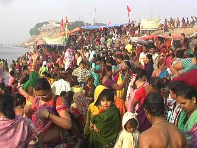 दूर-दूर से आये हज़ारों श्रद्धालु त्रिवेणी संगम की धारा में डुबकी लगाने के बाद सूर्य को अर्ध्य दे रहे हैं और भगवान कार्तिकेय की पूजा-अर्चना कर साल भर अपने परिवार के निरोग रहने की कामना कर रहे हैं.