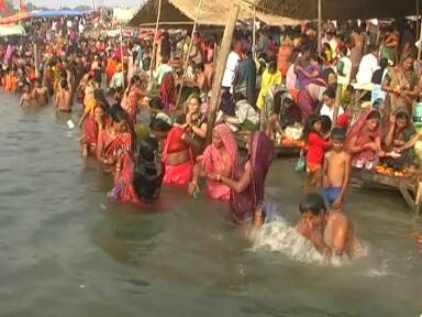 सूर्य उपासना के महीने कार्तिक के अंतिम स्नान पर्व कार्तिक पूर्णिमा पर आज संगम नगरी प्रयागराज में गंगा-यमुना और अदृश्य सरस्वती की त्रिवेणी में आस्था की एक डुबकी लगाने के लिए श्रद्धालुओं का सैलाब उमड़ा हुआ है.