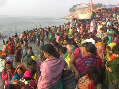 संगम पर सूरज की पहली किरण निकलने से पहले ही हज़ारों श्रद्धालु इकट्ठे हो गए थे. कई घाटों पर तो तिल रखने की भी जगह नहीं बची. ग्रह-नक्षत्रों के दुर्लभ संयोग की वजह से इस बार कार्तिक पूर्णिमा के स्नान का विशेष महत्व है. प्रयागराज नामकरण के बाद संगम नगरी की आज पहली कार्तिक पूर्णिमा है.