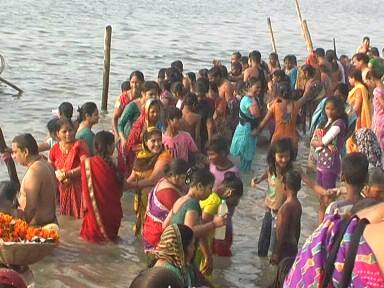 संगम आने वाले श्रद्धालु स्नान और पूजा-अर्चना के साथ ही दान-पुण्य भी कर रहे हैं. मान्यताओं के मुताबिक़ कार्तिक पूर्णिमा के ही दिन भगवान शिव और माता पार्वती के पुत्र कार्तिकेय का जन्म हुआ था, जबकि स्रष्टि के पालनहार भगवान विष्णु ने आज ही के दिन मत्स्यावतार रूप धारण किया था. इस कारण कार्तिक पूर्णिमा पर स्नान और पूजा अर्चना करने वाले को अक्षय पुण्य और स्वस्थ जीवन की प्राप्ति होती है.