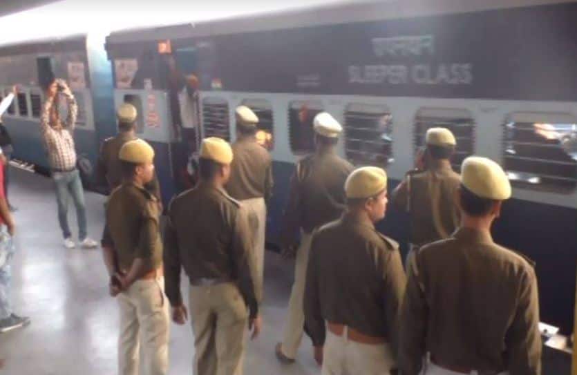 शिवसेना बोली-17 मिनट में बाबरी तोड़ दी थी तो कानून बनाने में वक्त क्यों, अखिलेश बोले-अयोध्या में फौज तैनात हो