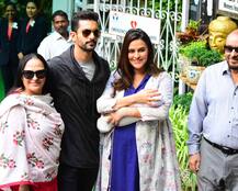 हॉस्पिटल से डिस्चार्ज हुईं नेहा धूपिया, बेटी मेहर की पहली झलक दिखाई