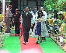 हॉस्पिटल से डिस्चार्ज हुईं नेहा धूपिया, बेटी मेहर की पहली झलक दिखाई