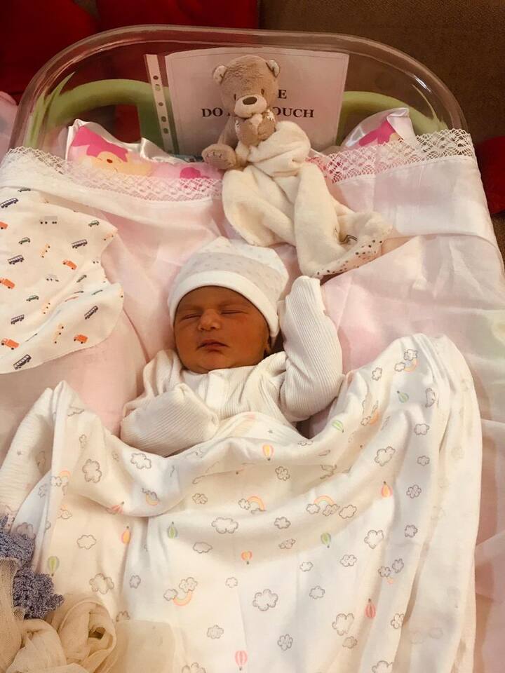 इससे पहले नेहा के ससुर ने यानी अंगद के पापा बिशन सिंह बेदी ने भी पोती की पहली झलक सोशल मीडिया पर शेयर की थी.