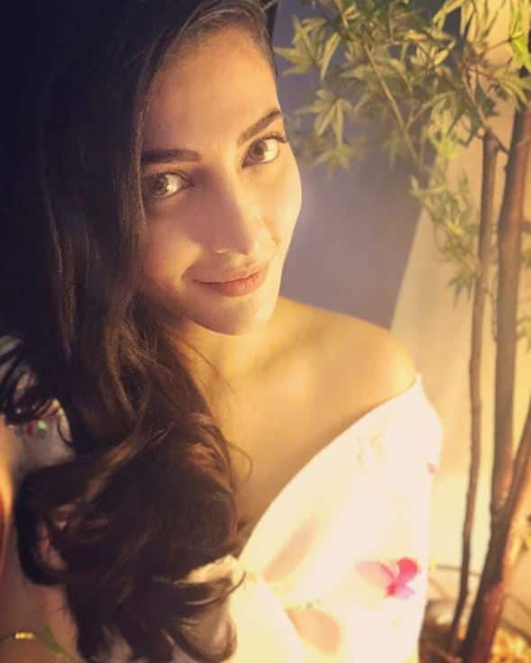 श्रुति जब छोटी थी तब ही उन्होंने फिल्म 'हे राम' के एक सॉन्ग में अपनी आवाज़ दी थी और इसमें कैमियो रोल प्ले किया था. तस्वीर: इंस्टाग्राम