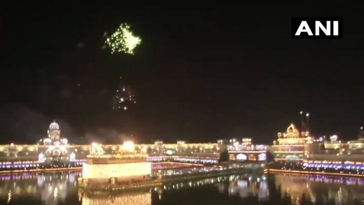 गुरु पूरब की खास संध्या पर अमृतसर के गोल्डन टेंपल को खूबसूरती से सजाया गया, जिसे तस्वीरों में देखा जा सकता है. रात होते-होते गुरुद्वारे के आसपास आतिशबाजी भी देखने को मिली रही है. तस्वीर: एएनआई    